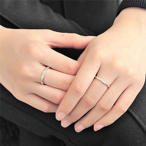 Partnerring aus Silber mit gelber Zierlinie
