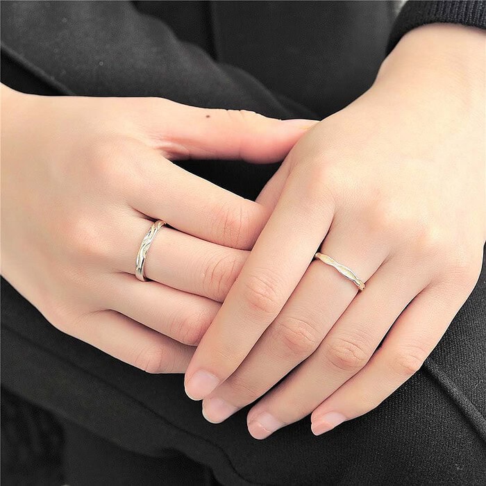 Partnerring aus Silber mit gelber Zierlinie
