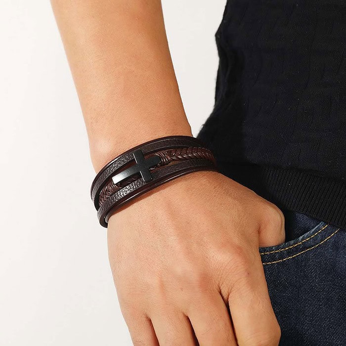 Lederarmband mit kreuz