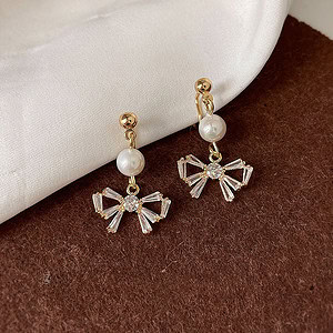 Bow Perlen Ohrclips mit Zirkonia