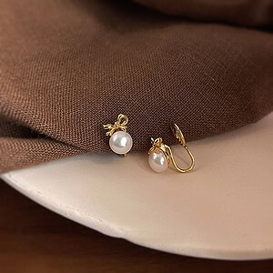 Gold Bow Ohrclips mit Perlen