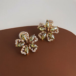 Olivgrün Blumen Ohrclips mit Zirkonia