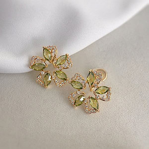 Olivgrün Blumen Ohrclips mit Zirkonia