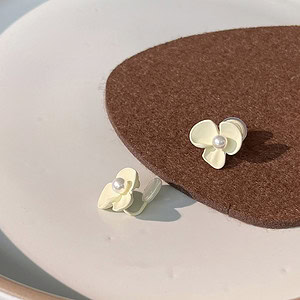 Off White Blumen Ohrclips