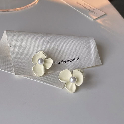 Off White Blumen Ohrclips