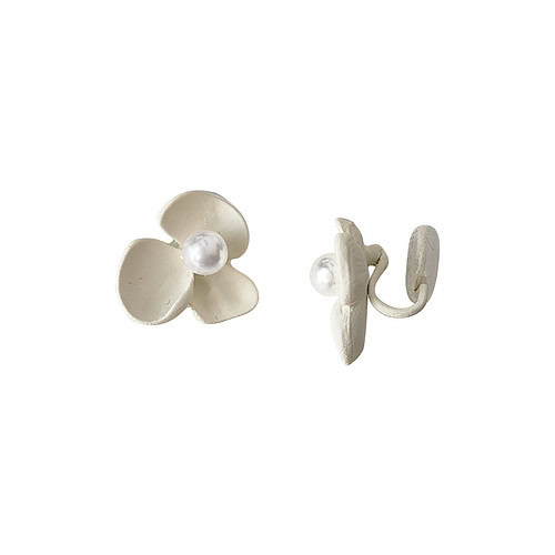 Off White Blumen Ohrclips