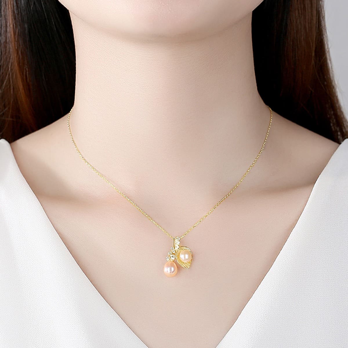 Goldene Kette mit Perlen und Blätter