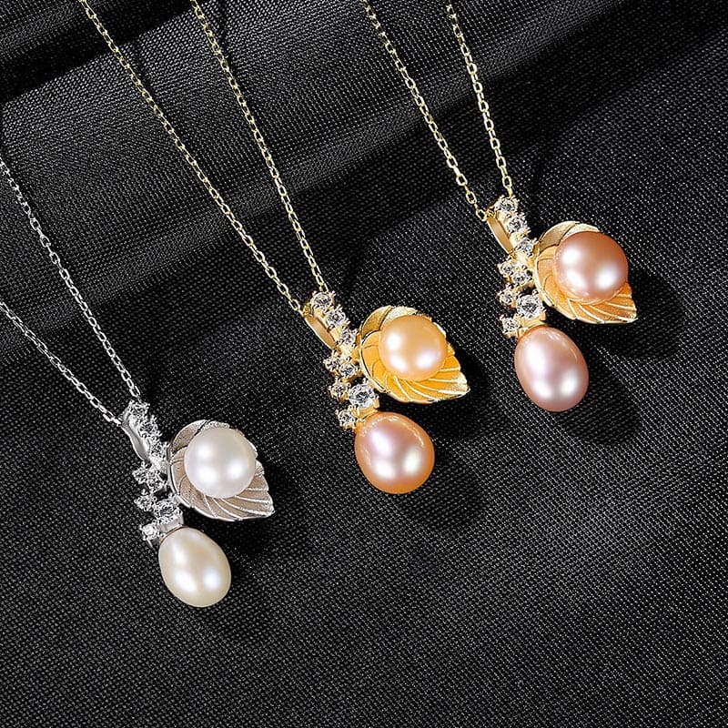 Goldene Kette mit Perlen und Blätter
