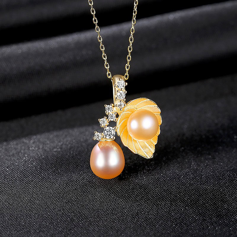 Goldene Kette mit Perlen und Blätter