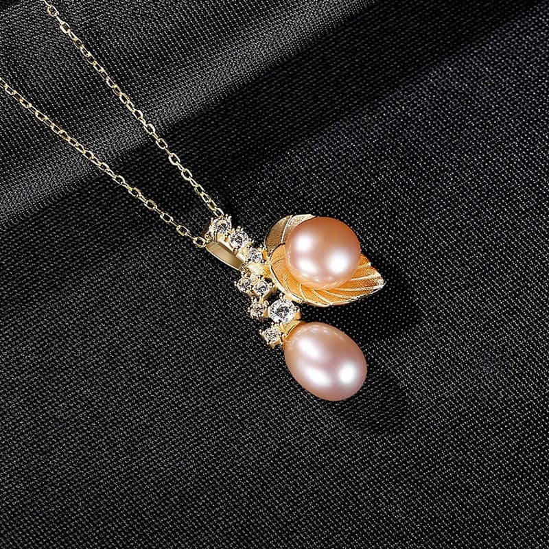 Goldene Kette mit Perlen und Blätter