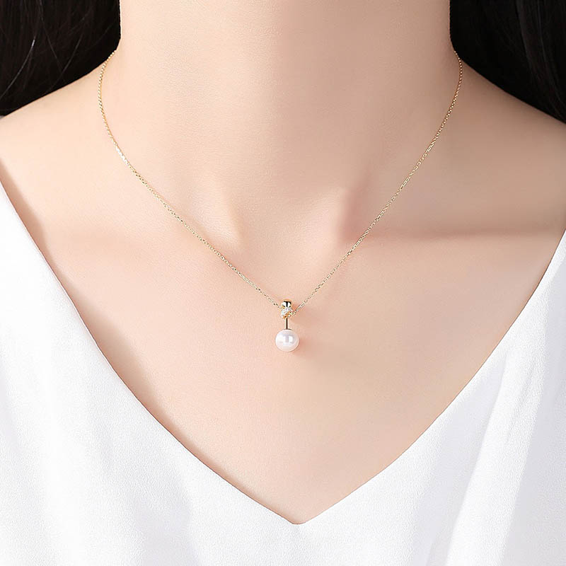 Goldene Kette mit Perlenanhänger