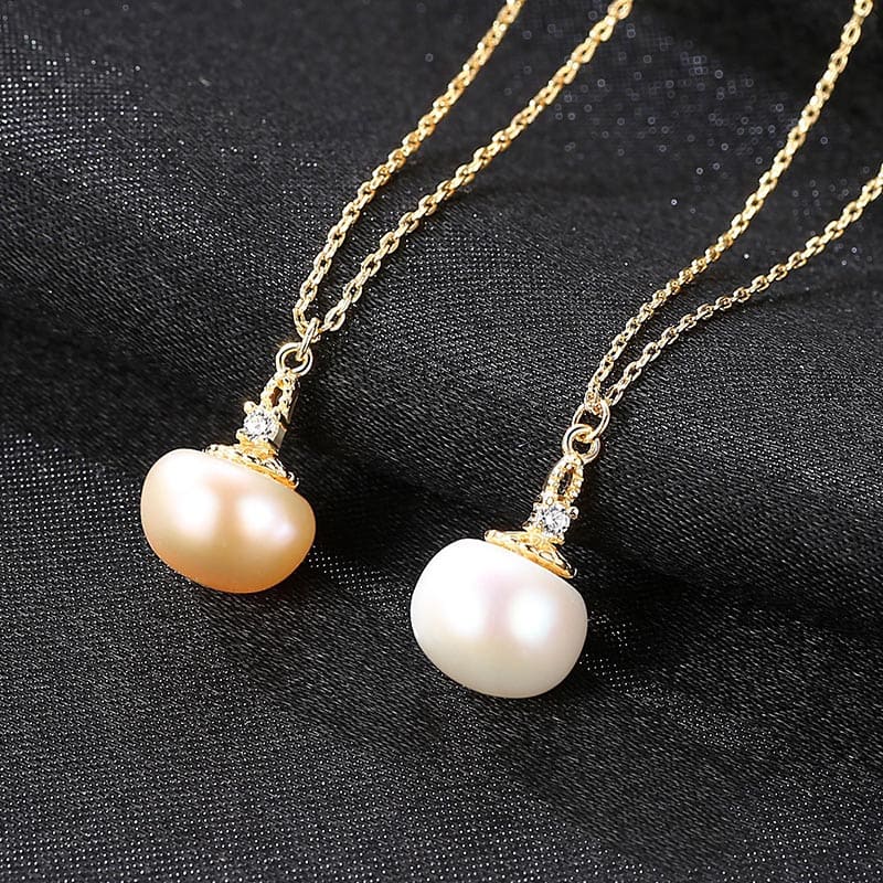 Goldene Kette mit Perlenanhänger