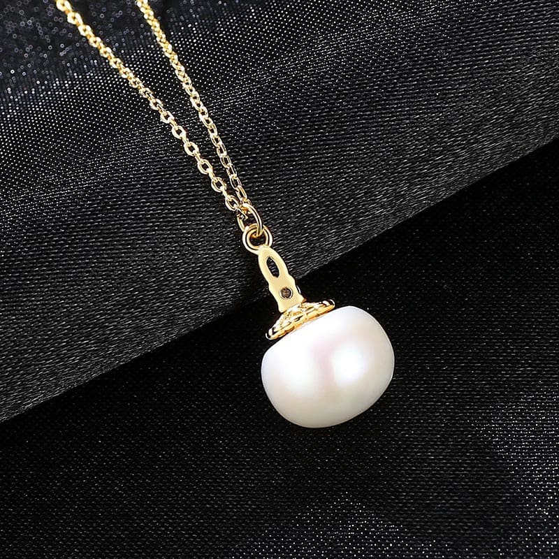 Goldene Kette mit Perlenanhänger