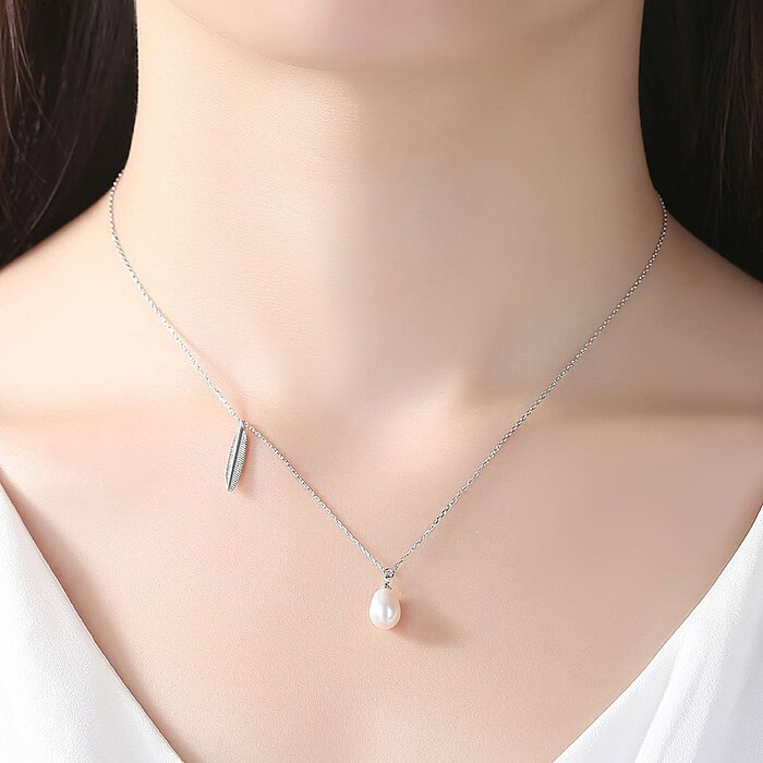 Goldene Kette mit Perle und Feder