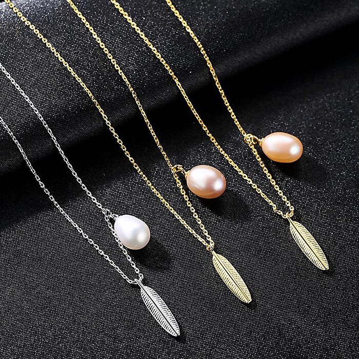 Goldene Kette mit Perle und Feder