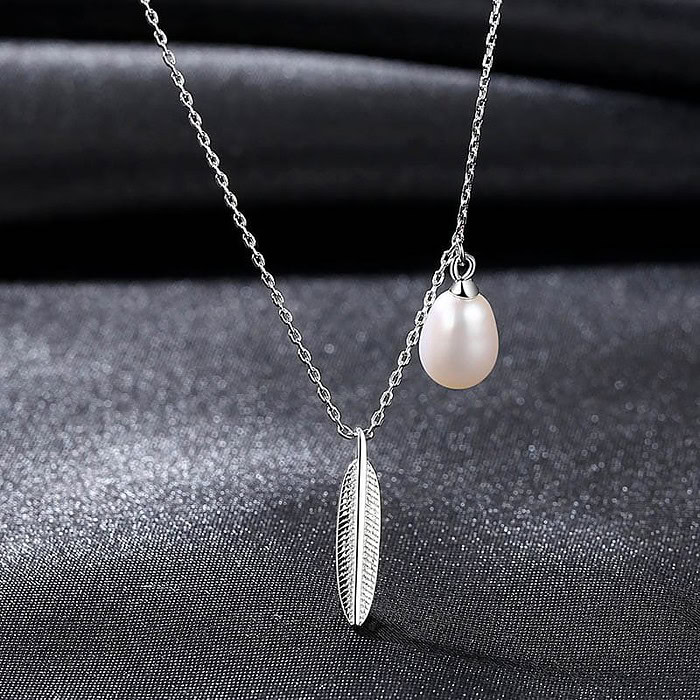 Goldene Kette mit Perle und Feder