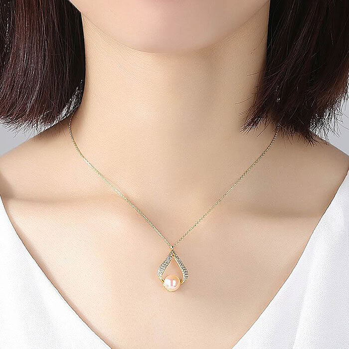 Goldene Kette mit Perlenanhänger