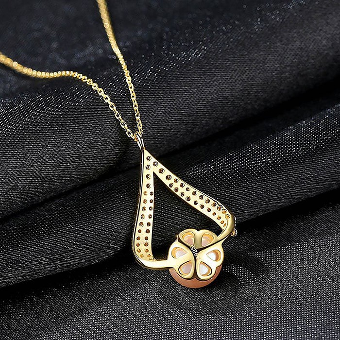 Goldene Kette mit Perlenanhänger
