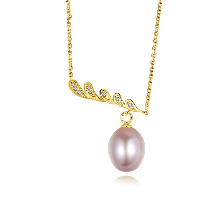 Goldene kette mit Süßwasserperlen