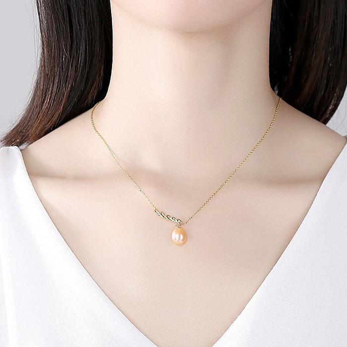 Goldene kette mit Süßwasserperlen