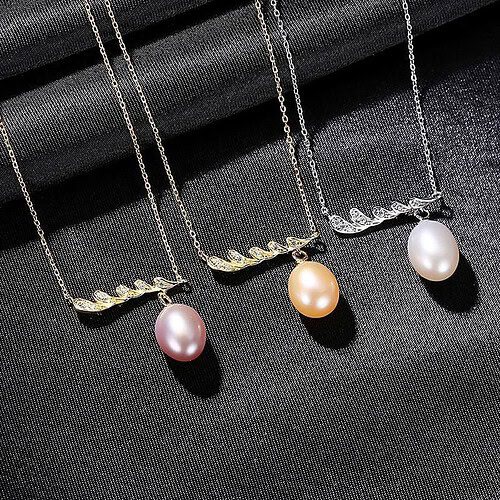 Goldene kette mit Süßwasserperlen
