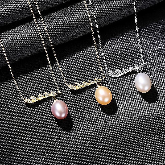 Goldene kette mit Süßwasserperlen