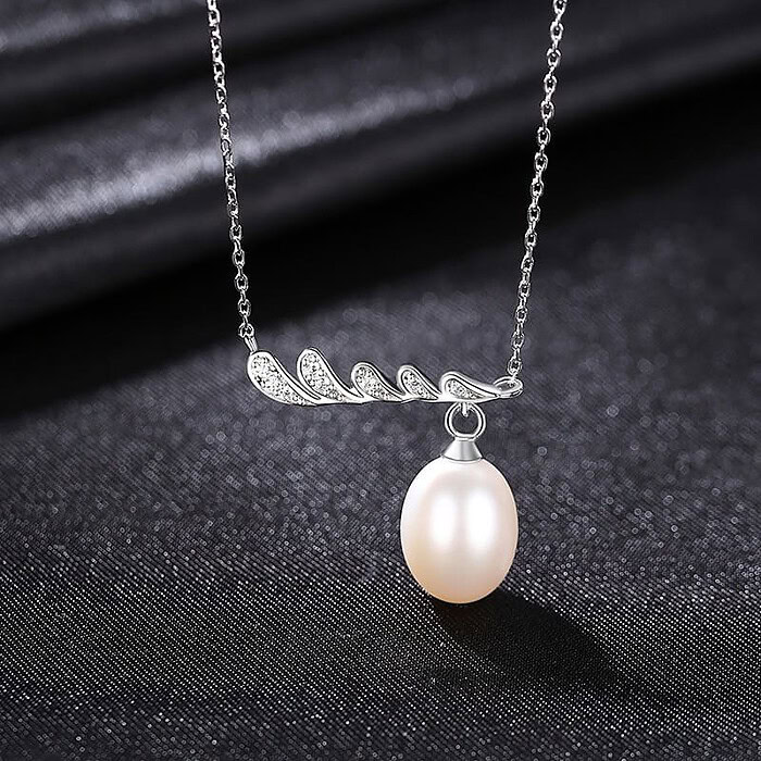 Goldene kette mit Süßwasserperlen