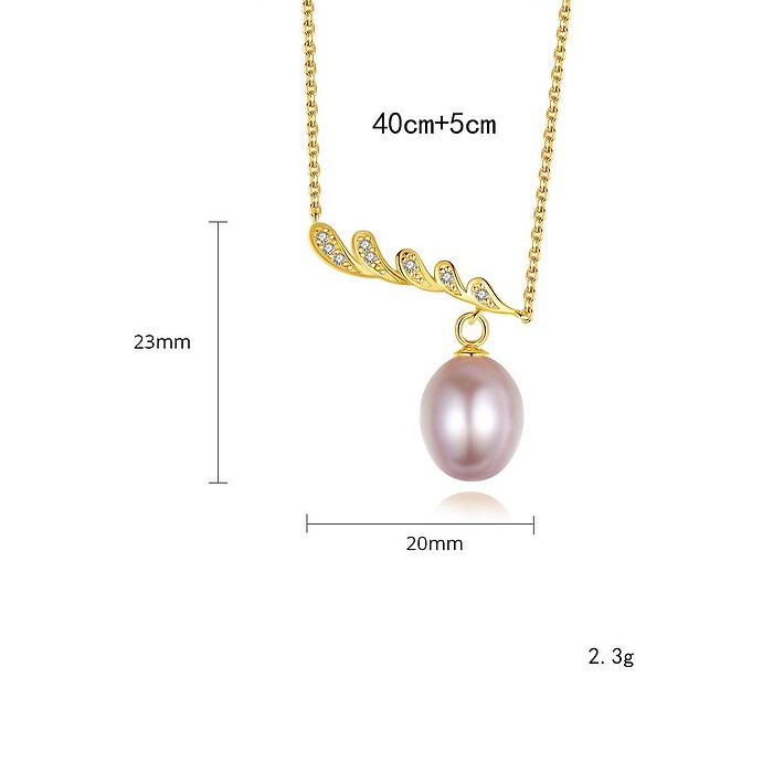 Goldene kette mit Süßwasserperlen