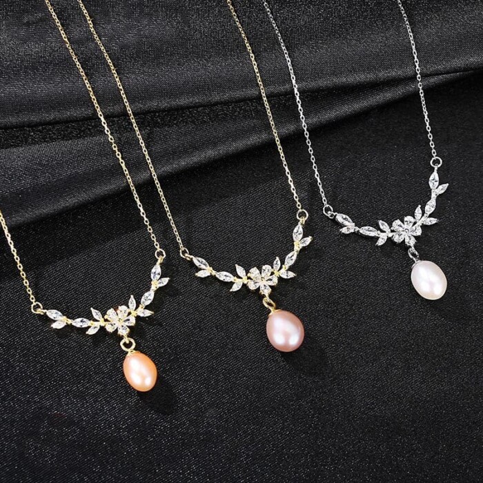 Goldene Blumen Kette mit Perle