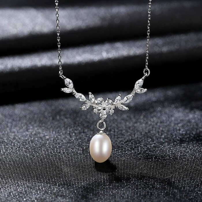 Goldene Blumen Kette mit Perle