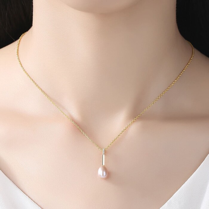 Vergoldete y Kette mit Perlenanhänger