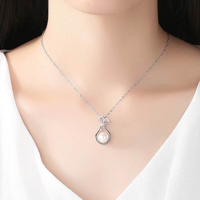 Goldene Kette mit Süßwasserperlen