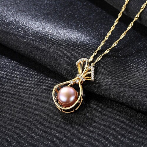 Goldene Kette mit Süßwasserperlen