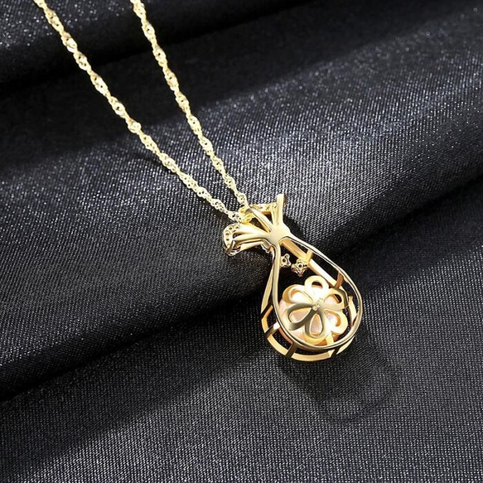 Goldene Kette mit Süßwasserperlen