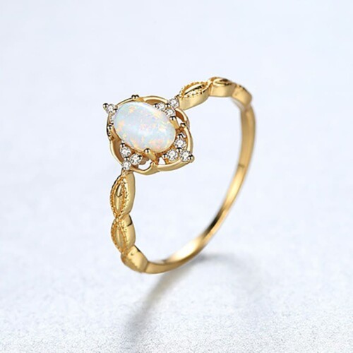 Goldener Ring mit Opal