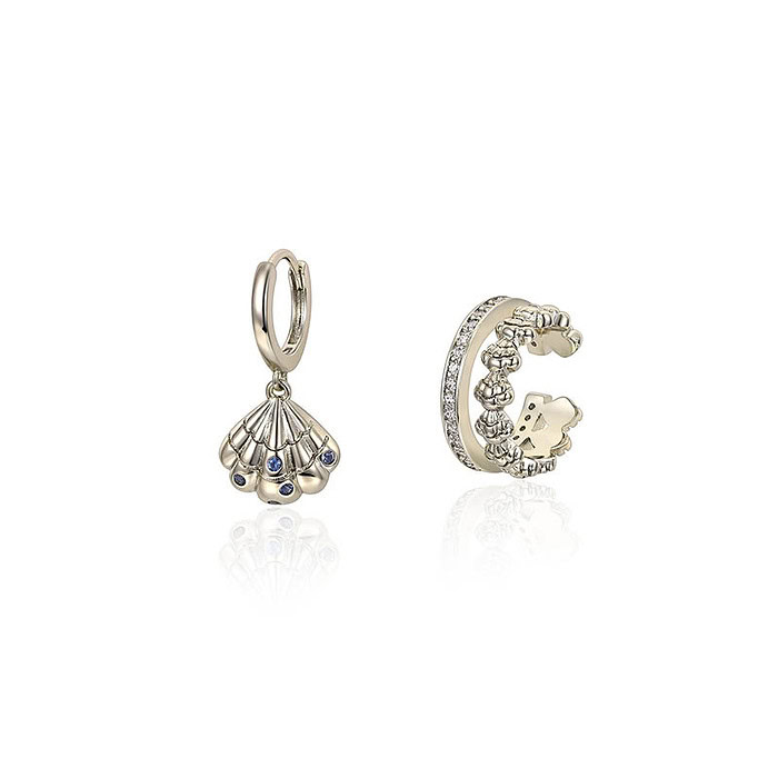 Asymmetrische Ohrringe mit Muscheln