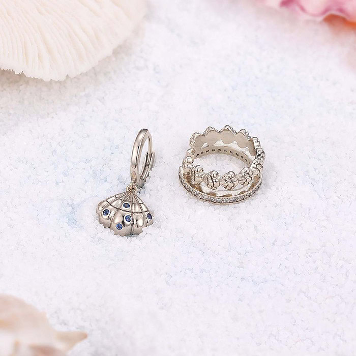 Asymmetrische Ohrringe mit Muscheln