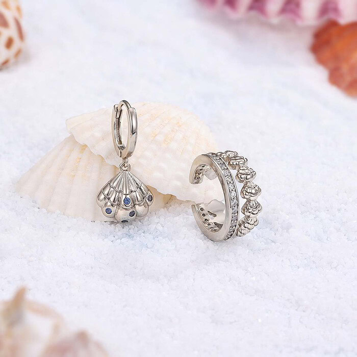Asymmetrische Ohrringe mit Muscheln