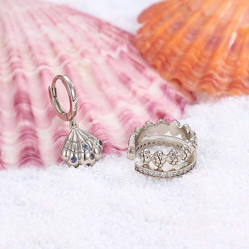 Asymmetrische Ohrringe mit Muscheln