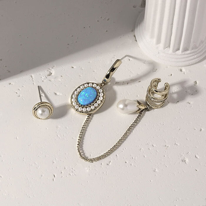 Asymmetrische Ohrringe Vergoldet mit Opal