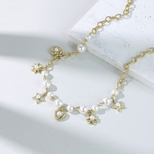 Goldene Kette mit Herzanhänger und Perlen