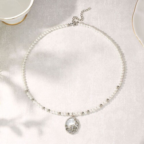 Perlen Choker Kette mit Rose Anhänger