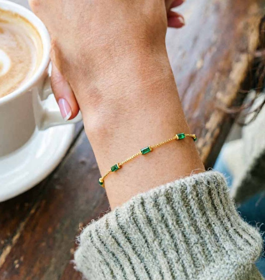 Ein grünes Zirkon-Armband, das am Handgelenk getragen wird Ein grünes Zirkonia Armband aus 925 Sterlingsilber, das am Handgelenk getragen wird