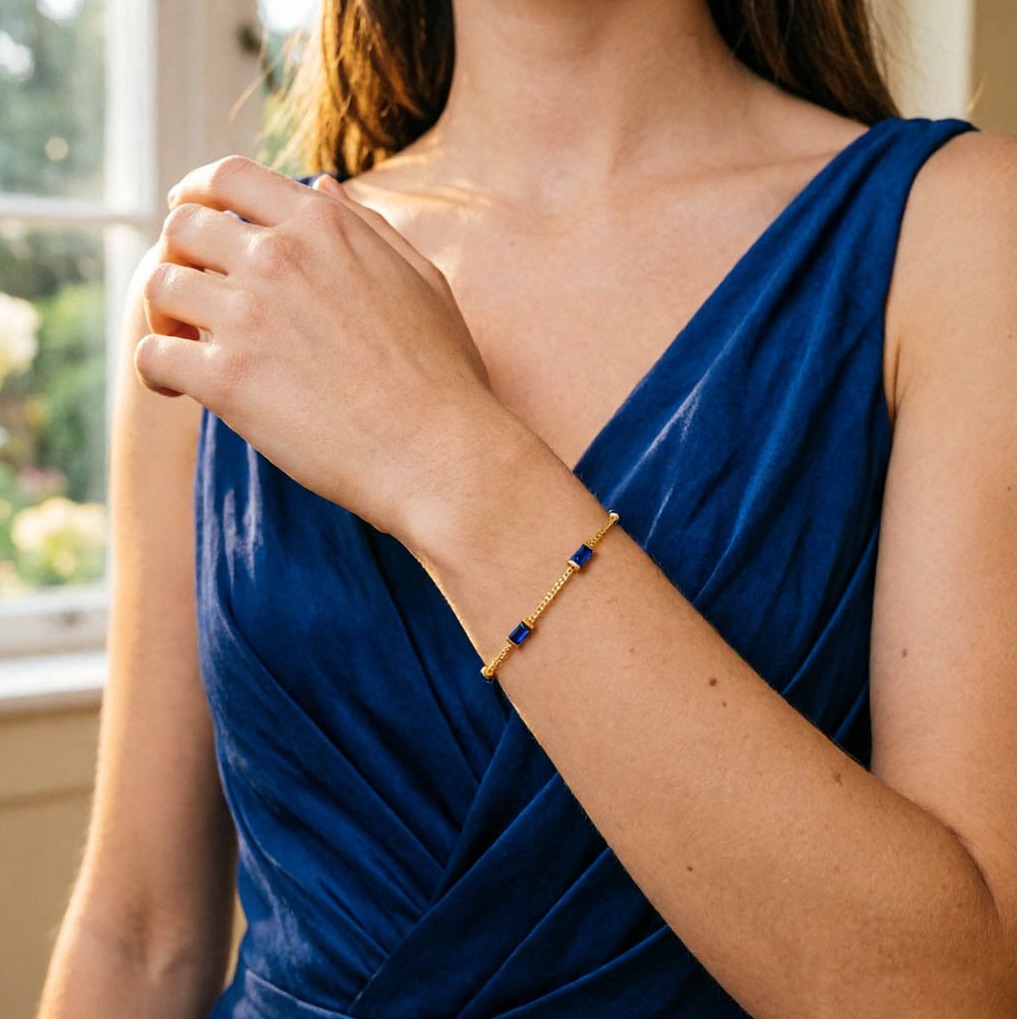 blaues Zirkonia-Armband trägt