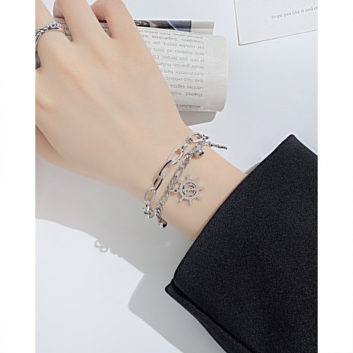 Anker Anhänger Armband Titan am Handgelenk